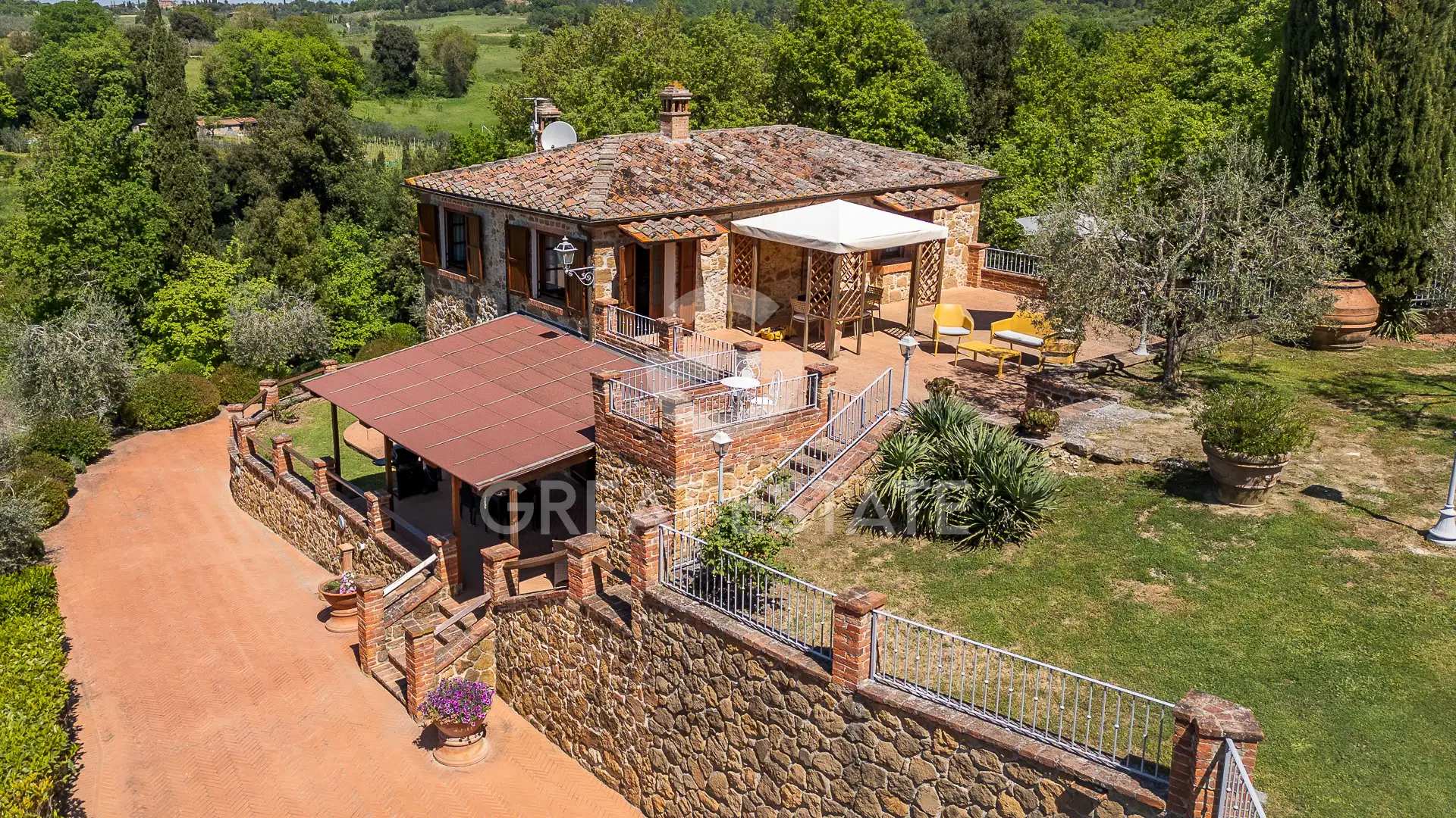 House 243m² in Italy, Siena. Priced at 1450000€ rent photo-1