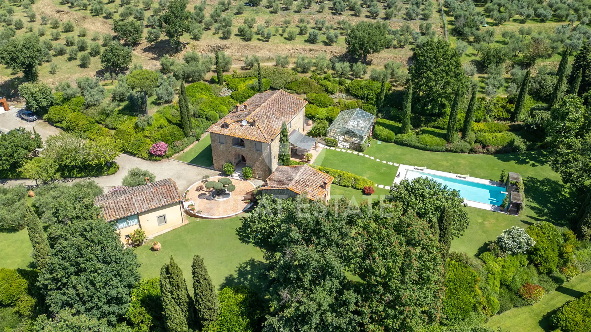 House 1038m² in Italy, Arezzo. Priced at 4500000€ rent photo-2