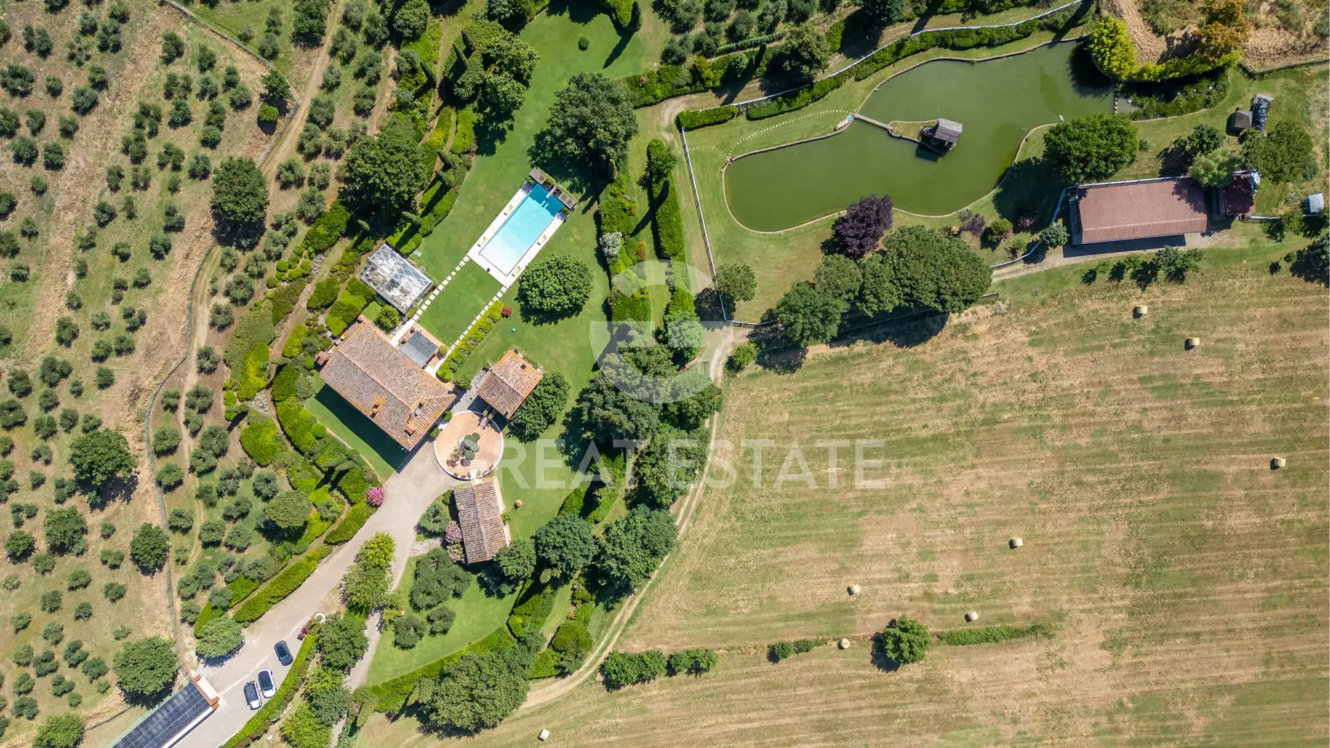 House 1038m² in Italy, Arezzo. Priced at 4500000€ rent photo-3