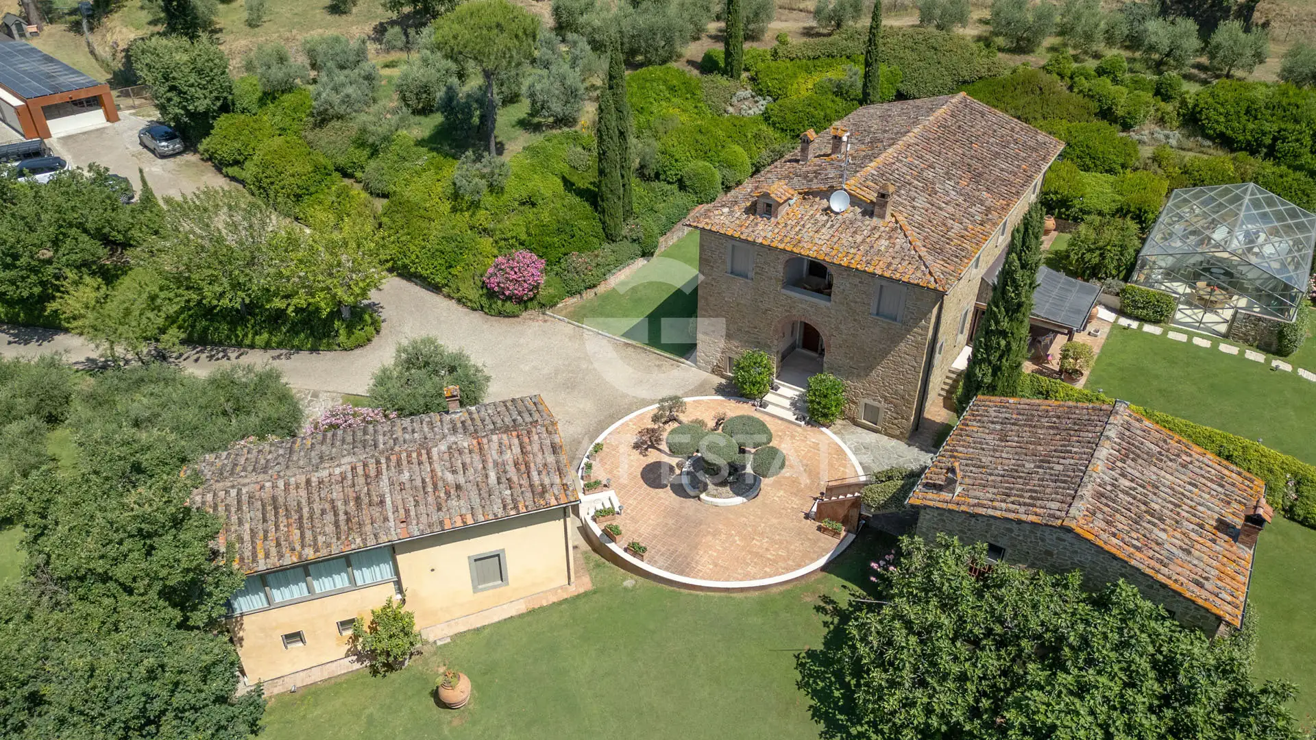 House 1038m² in Italy, Arezzo. Priced at 4500000€ rent photo-5