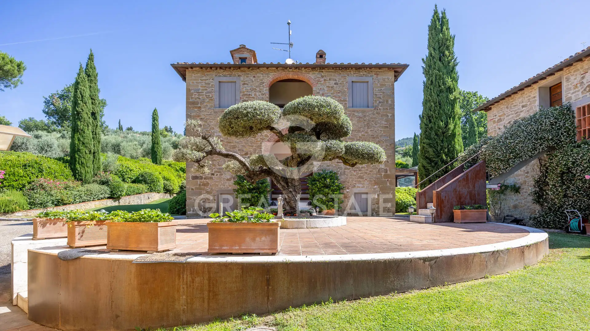 House 1038m² in Italy, Arezzo. Priced at 4500000€ rent photo-7