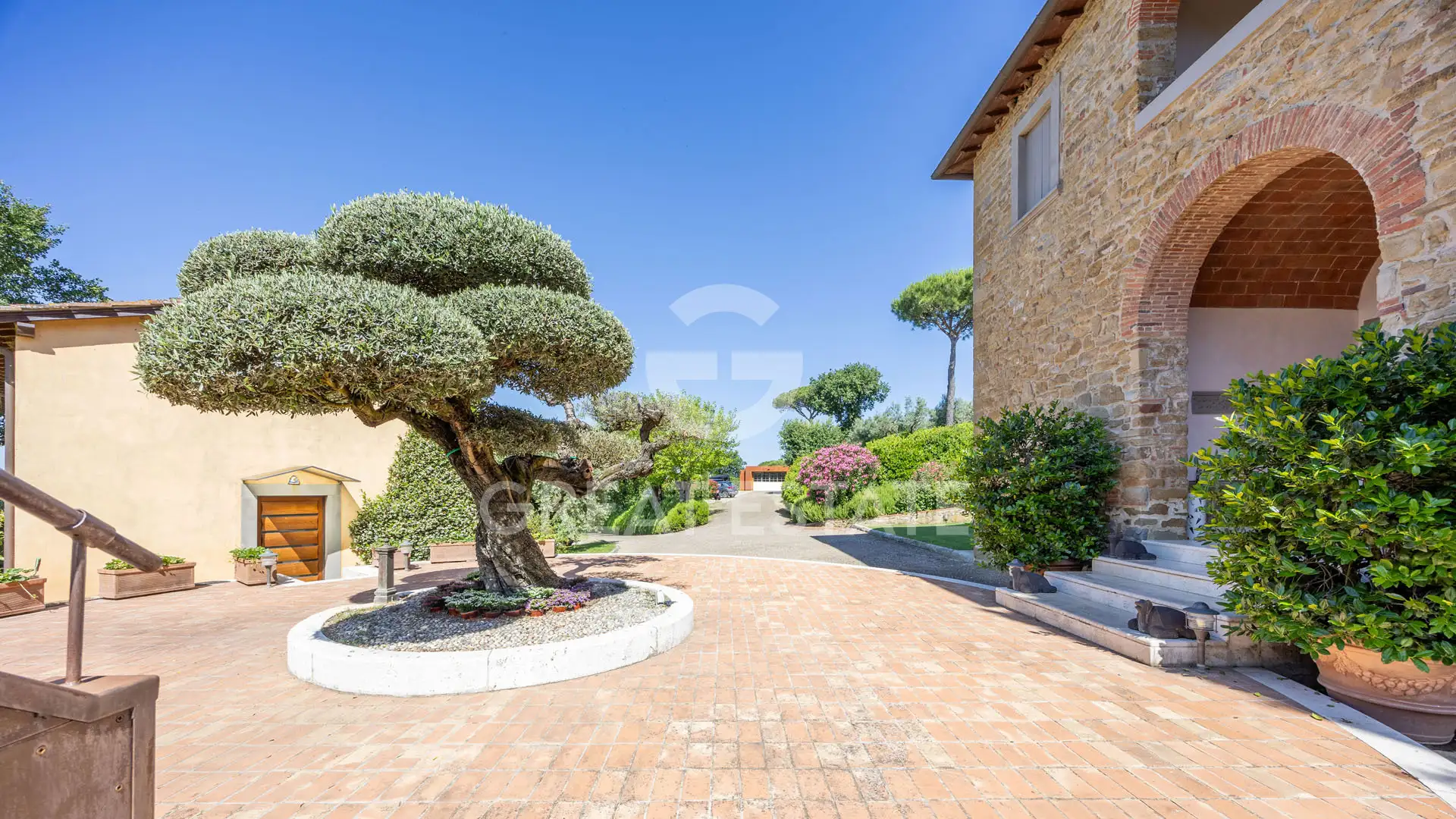 House 1038m² in Italy, Arezzo. Priced at 4500000€ rent photo-8