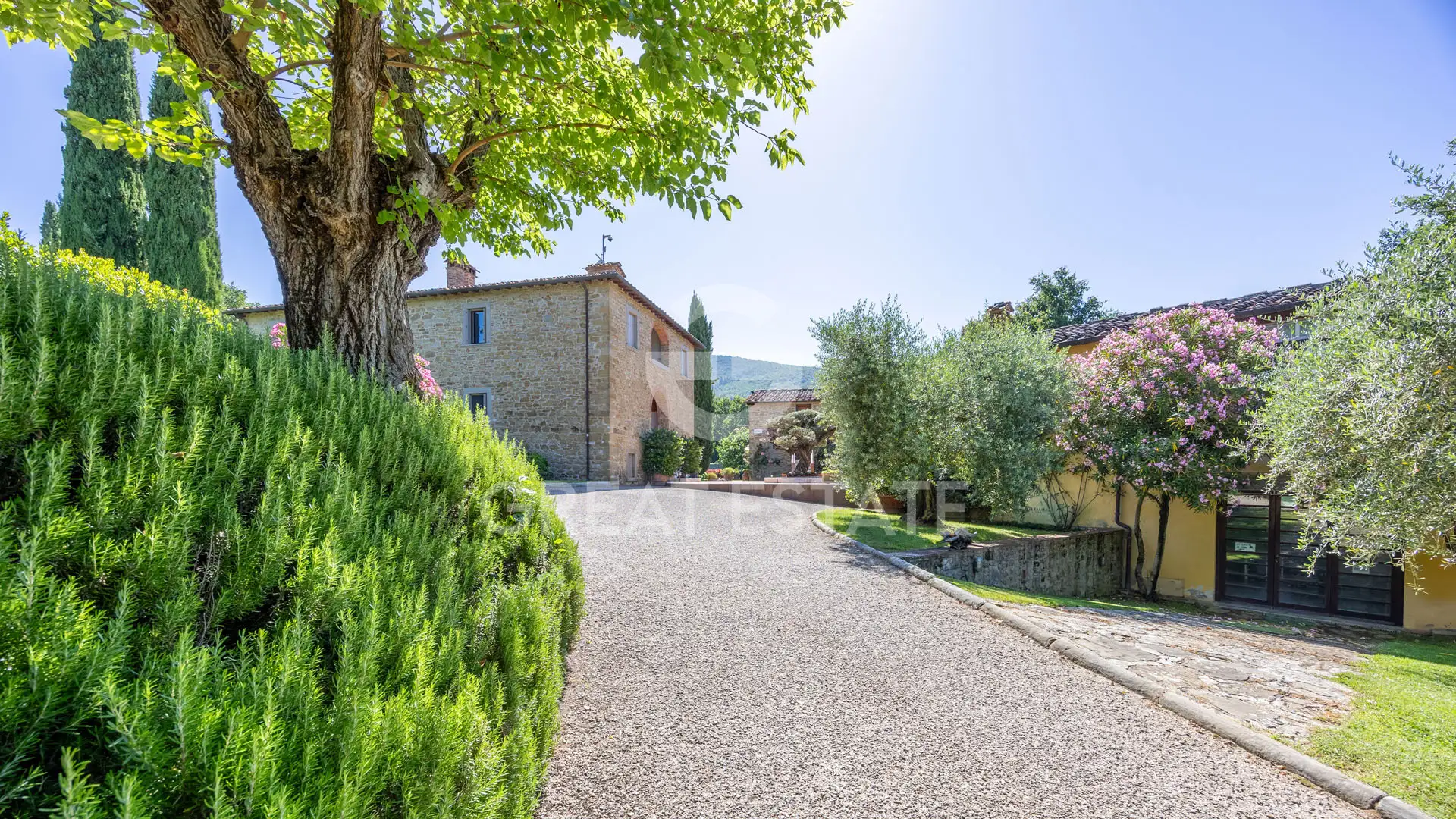House 1038m² in Italy, Arezzo. Priced at 4500000€ rent photo-12
