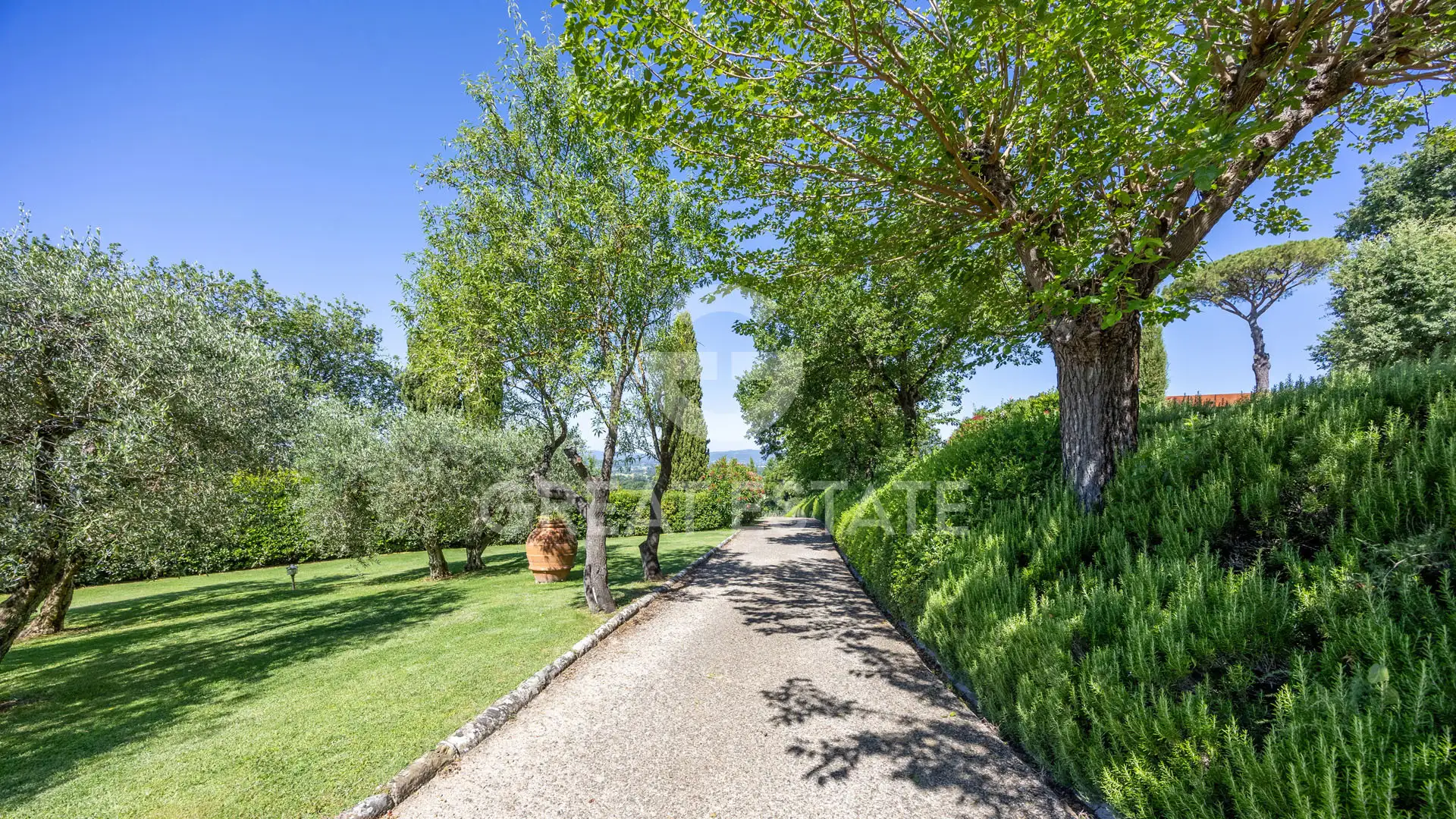House 1038m² in Italy, Arezzo. Priced at 4500000€ rent photo-13