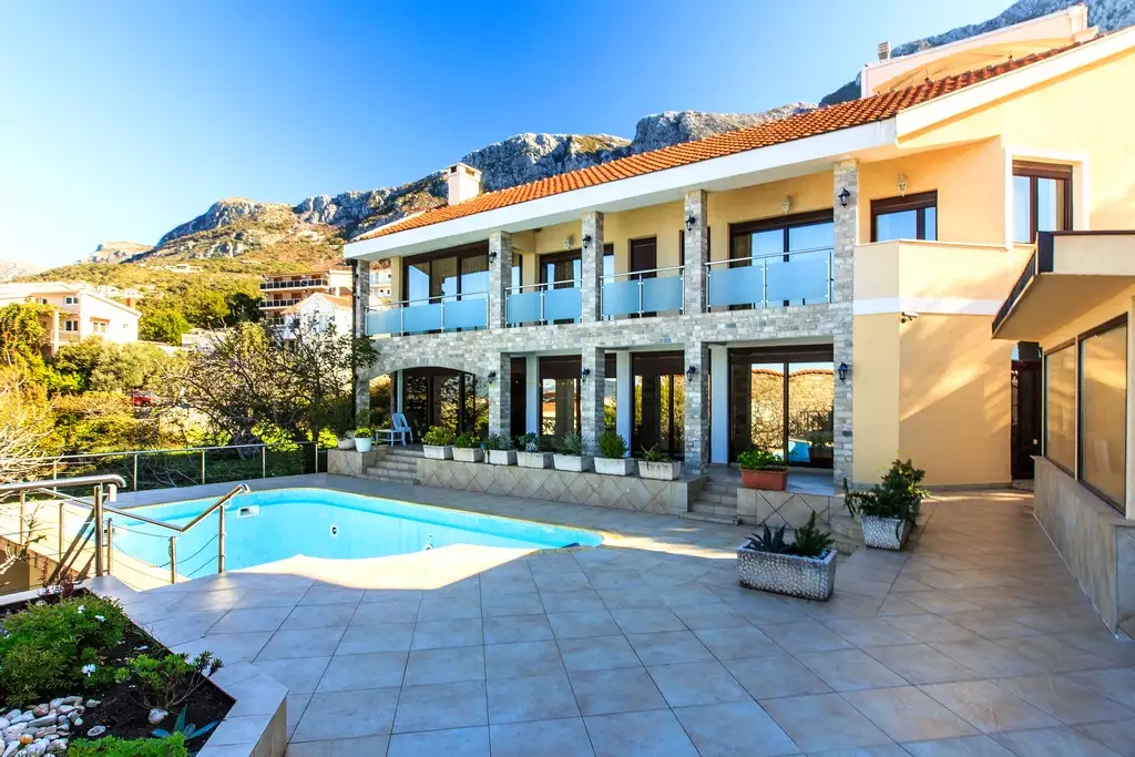 Villa 340m² in Montenegro, Blizikuce. Priced at 735000€ rent photo-1