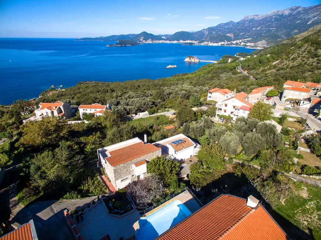 Villa 340m² in Montenegro, Blizikuce. Priced at 735000€ rent photo-2