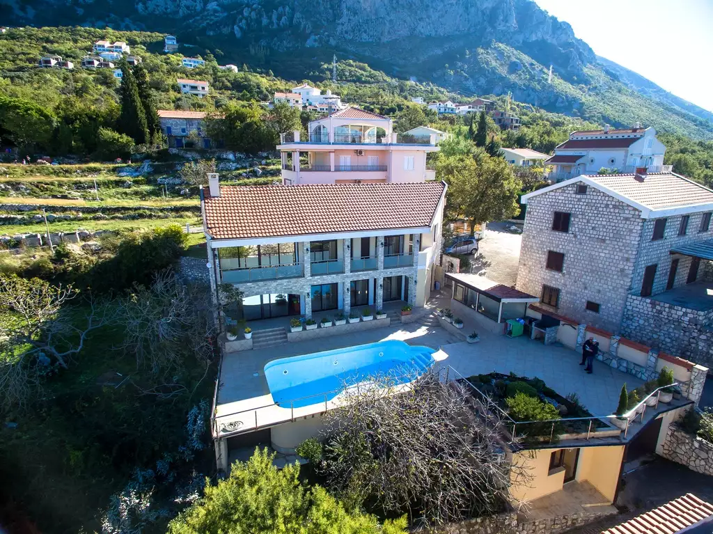 Villa 340m² in Montenegro, Blizikuce. Priced at 735000€ rent photo-4