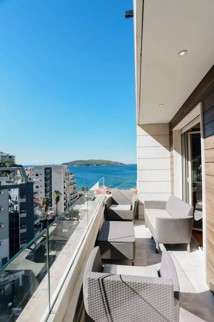 Flat 220m² in Montenegro, Rafailovici. Priced at 590000€ rent photo-1