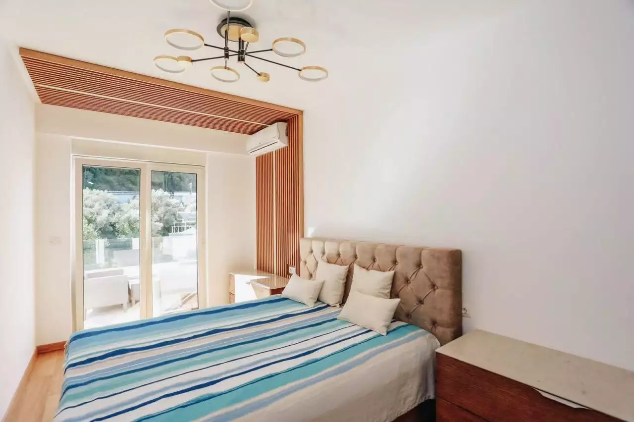 Flat 220m² in Montenegro, Rafailovici. Priced at 590000€ rent photo-3
