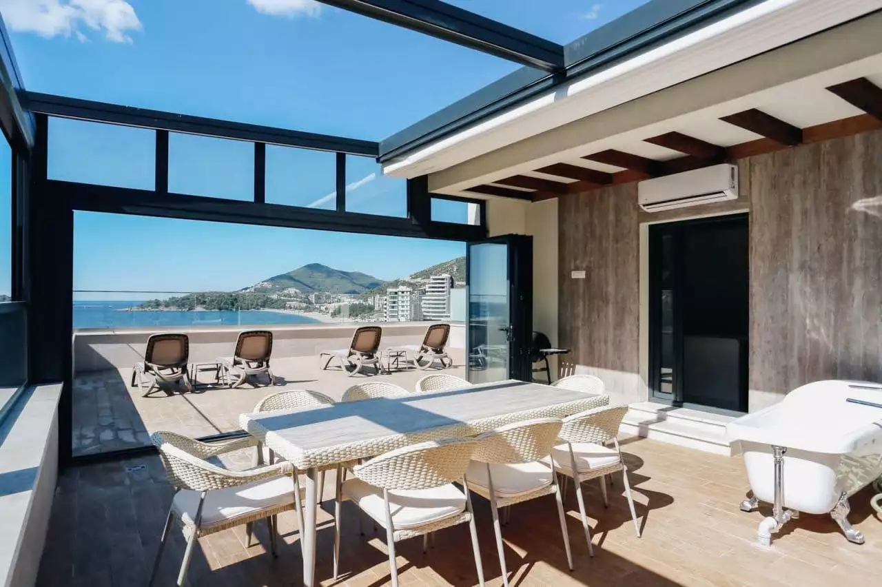 Flat 220m² in Montenegro, Rafailovici. Priced at 590000€ rent photo-4