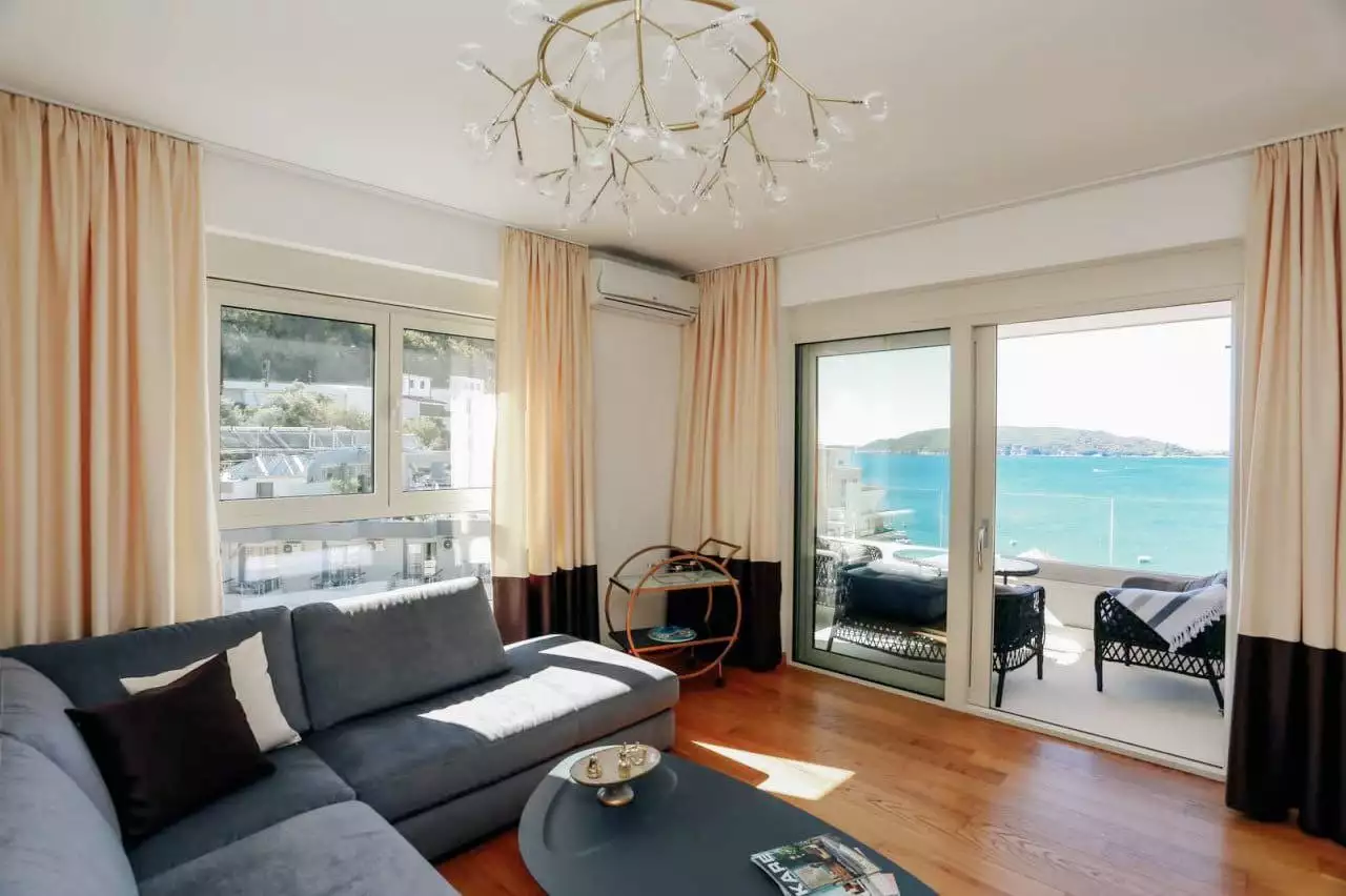 Flat 220m² in Montenegro, Rafailovici. Priced at 590000€ rent photo-5