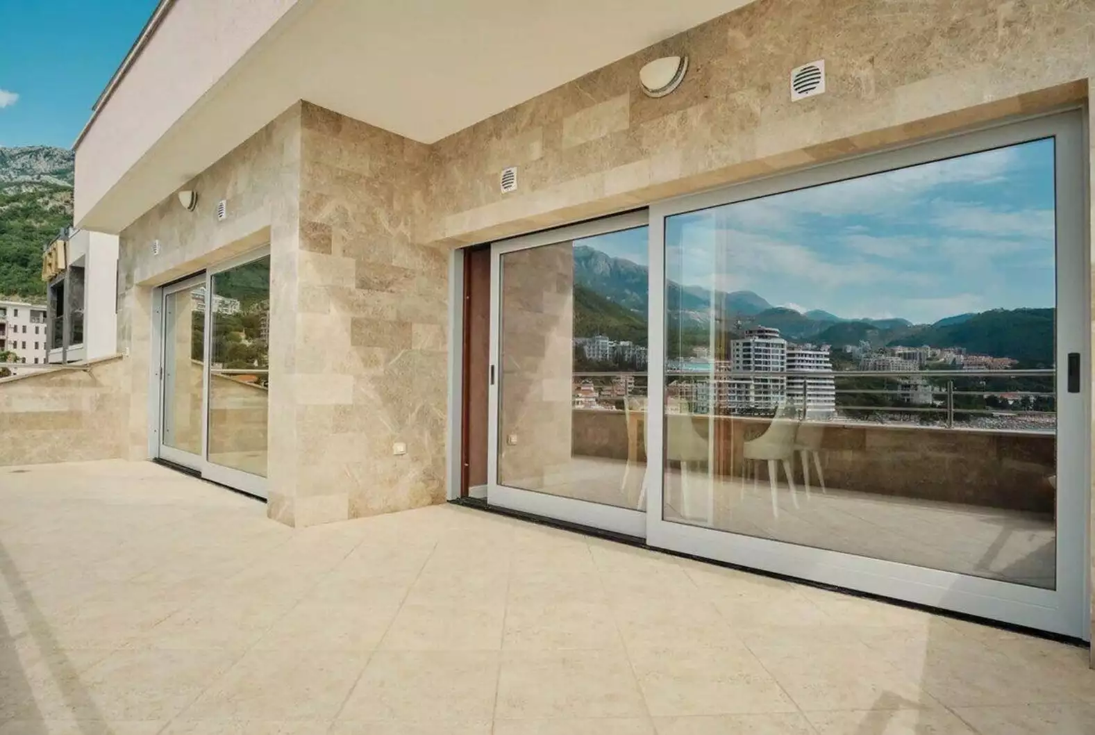 Flat 350m² in Montenegro, Rafailovici. Priced at 850000€ rent photo-8