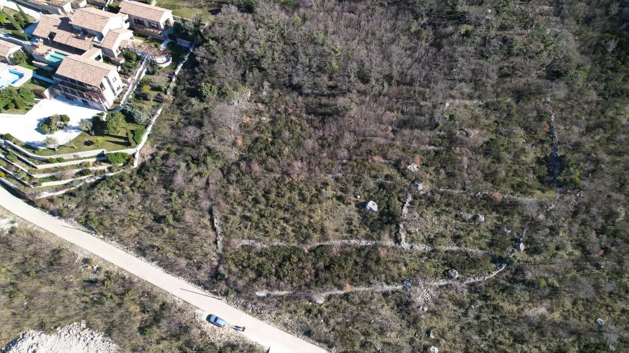 Land 2000m² in Montenegro, Blizikuce. Priced at 850000€ rent photo-2