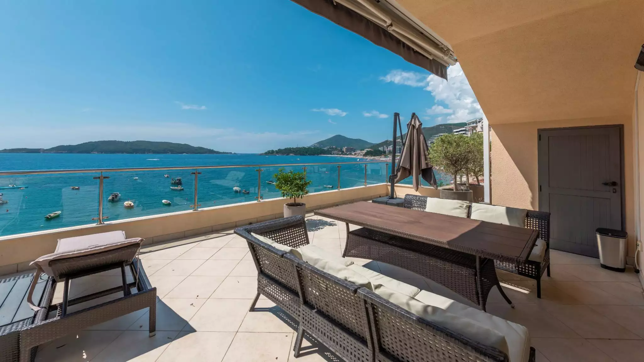 Flat 230m² in Montenegro, Rafailovici. Priced at 475000€ rent photo-2