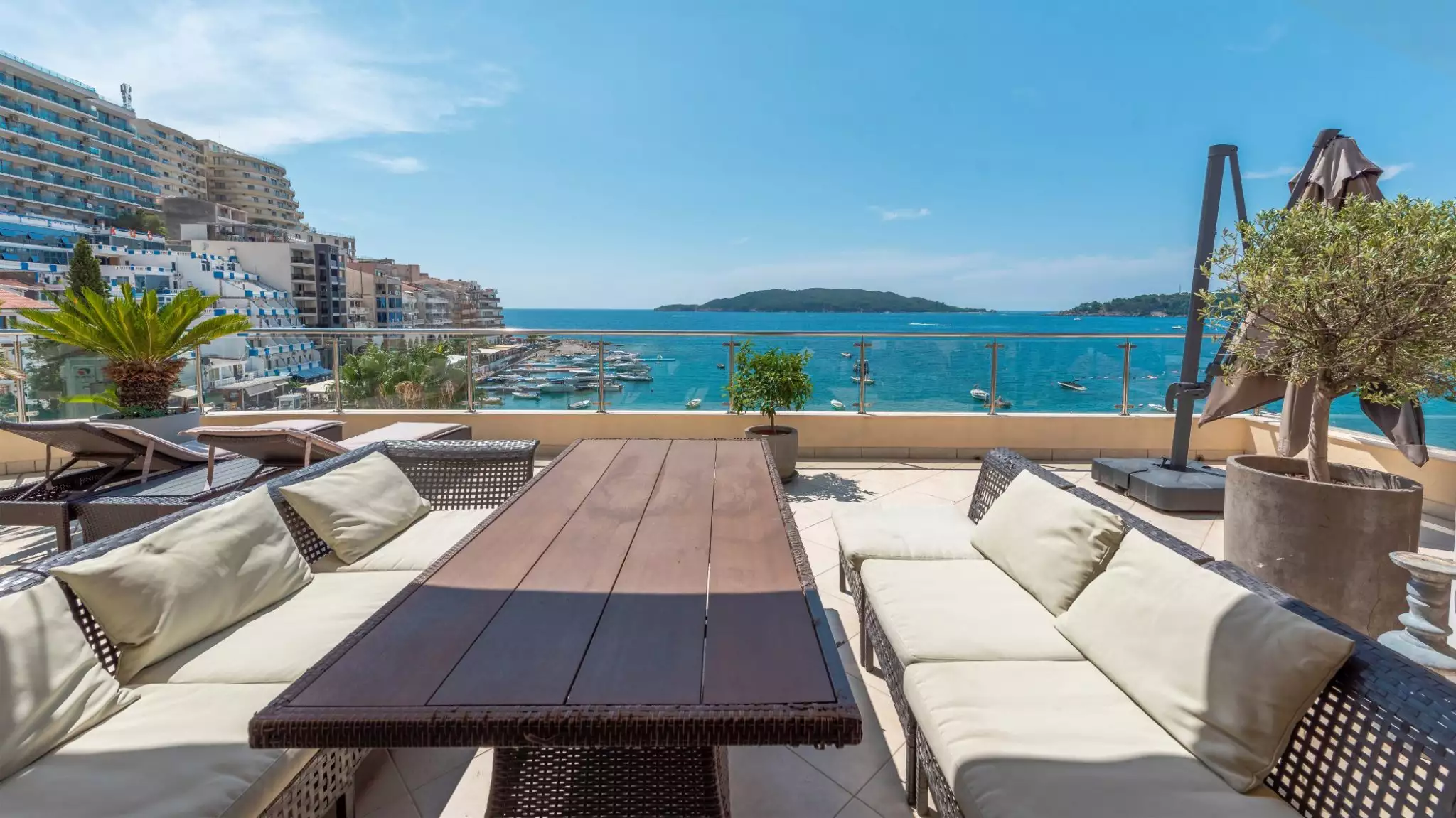 Flat 230m² in Montenegro, Rafailovici. Priced at 475000€ rent photo-3