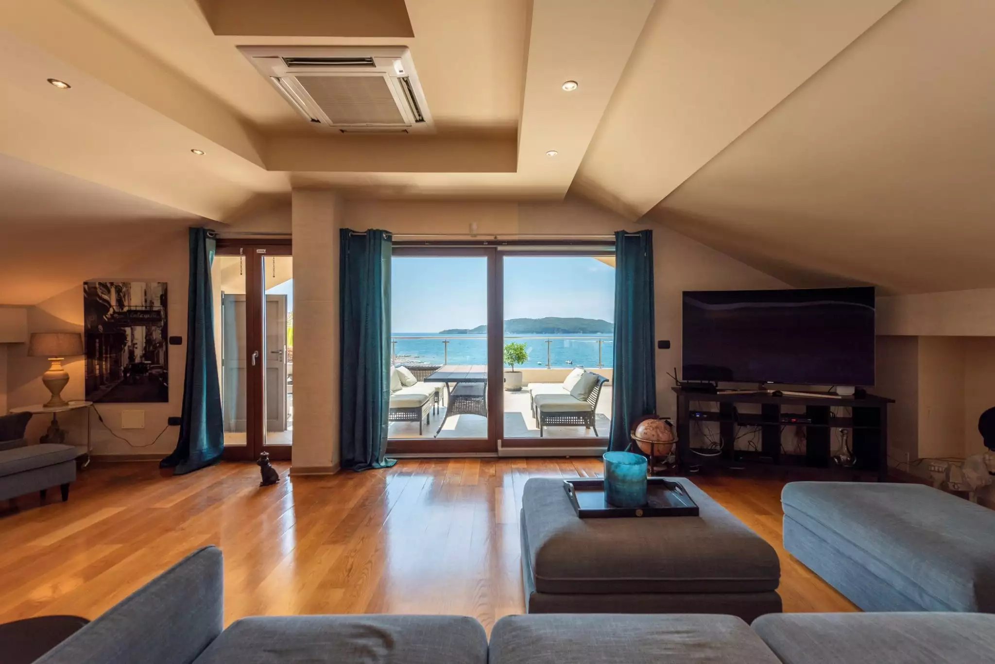 Flat 230m² in Montenegro, Rafailovici. Priced at 475000€ rent photo-7