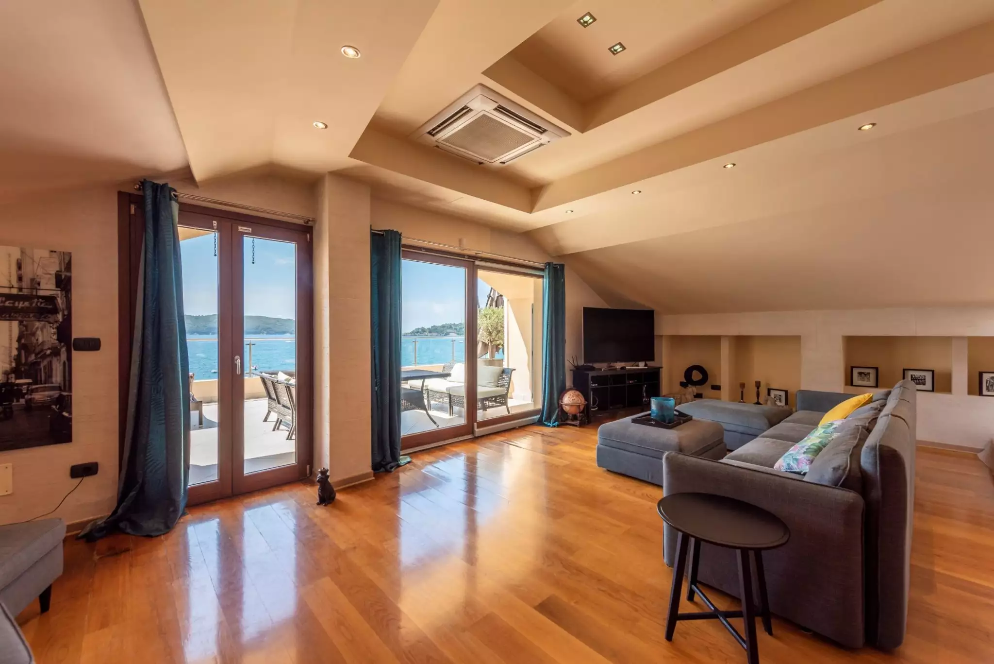 Flat 230m² in Montenegro, Rafailovici. Priced at 475000€ rent photo-8