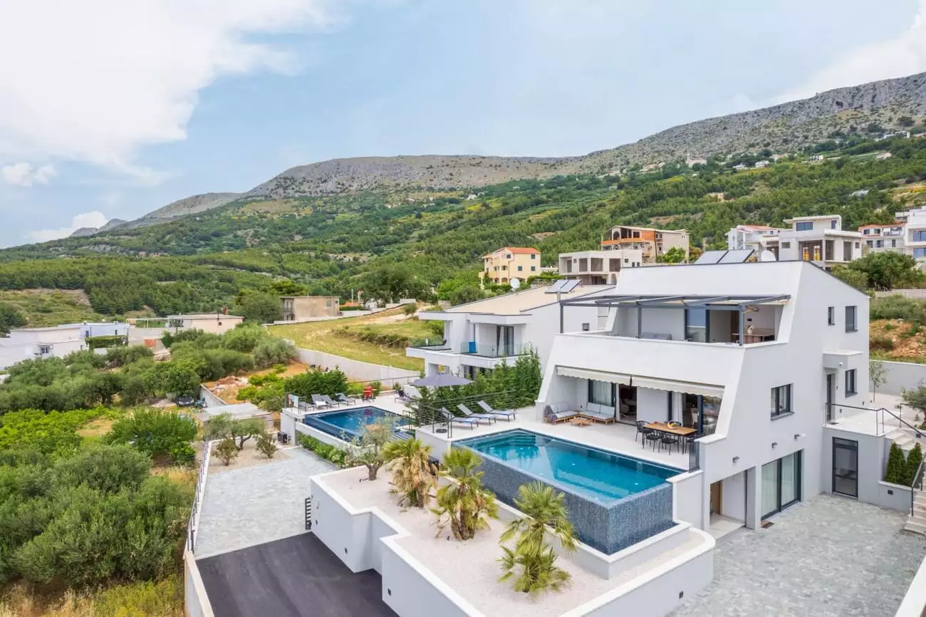 Villa 320m² in Croatia, Podstrana. Priced at 1650000€ rent photo-2