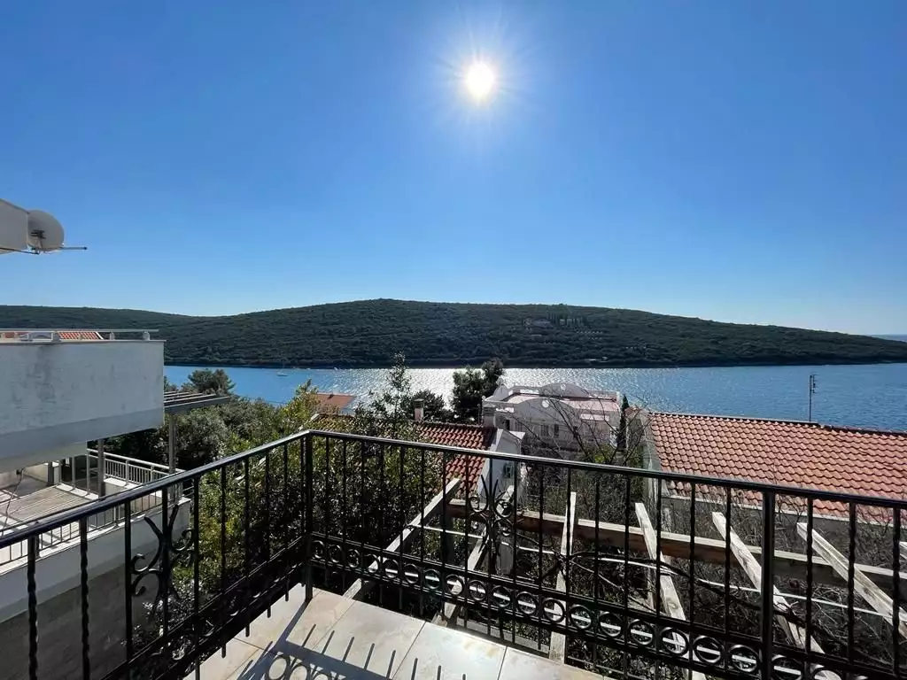 House 215m² in Montenegro, Bigova. Priced at 370000€ rent photo-1