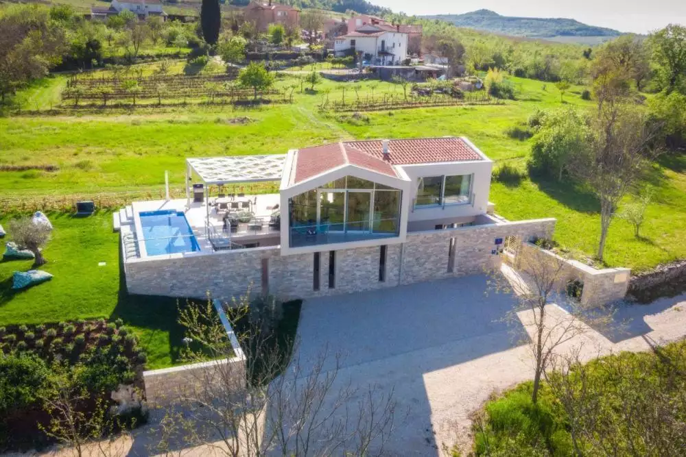 Villa 254m² in Croatia, Motovun. Priced at 898000€ rent photo-2