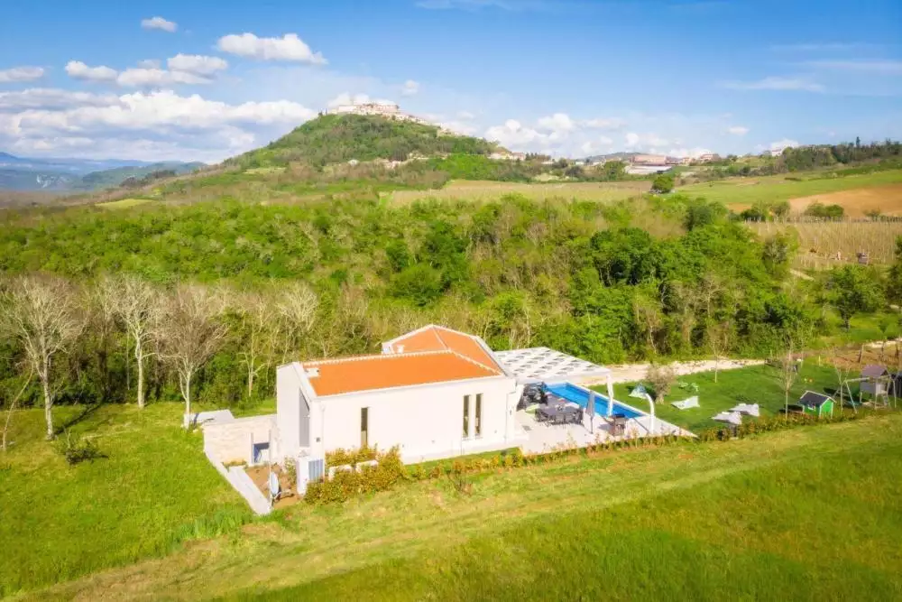 Villa 254m² in Croatia, Motovun. Priced at 898000€ rent photo-3