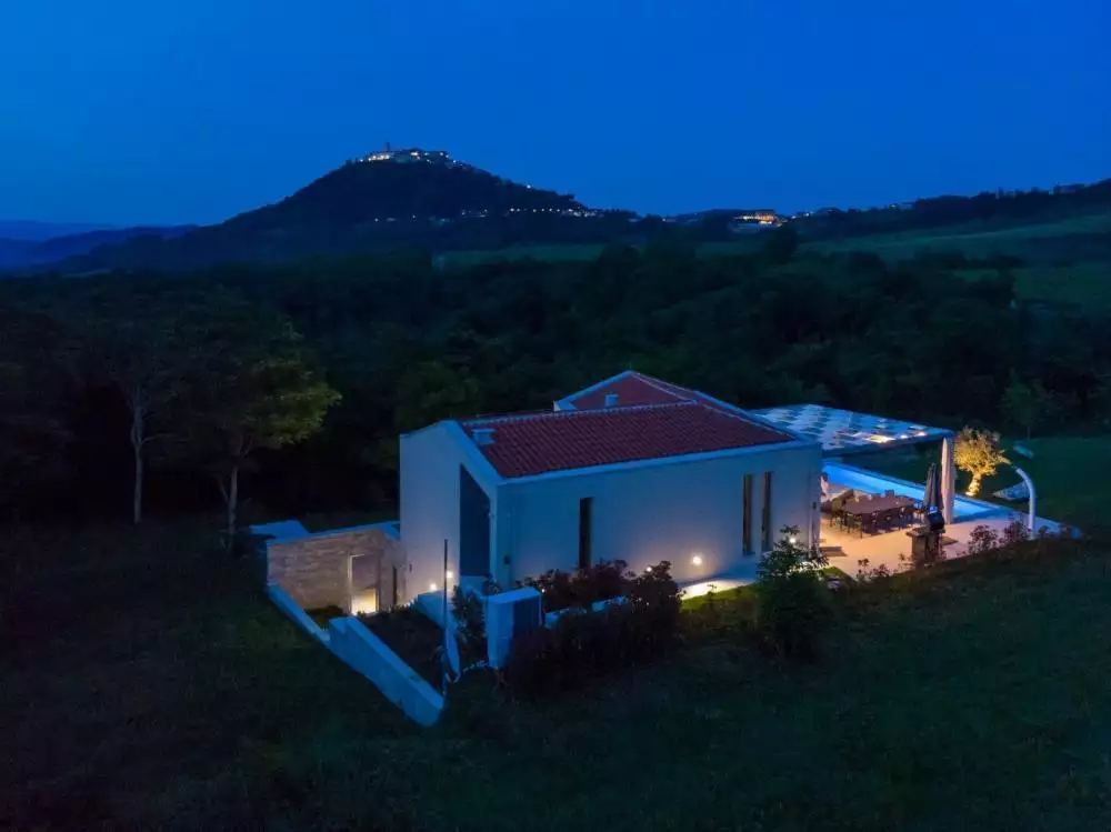 Villa 254m² in Croatia, Motovun. Priced at 898000€ rent photo-19