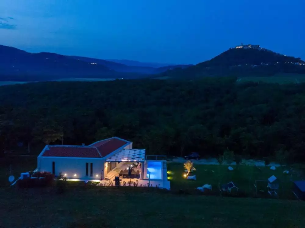 Villa 254m² in Croatia, Motovun. Priced at 898000€ rent photo-20