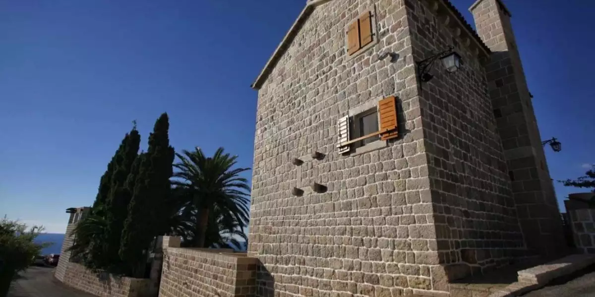 House 350m² in Montenegro, Rezevici. Priced at 780000€ rent photo-6