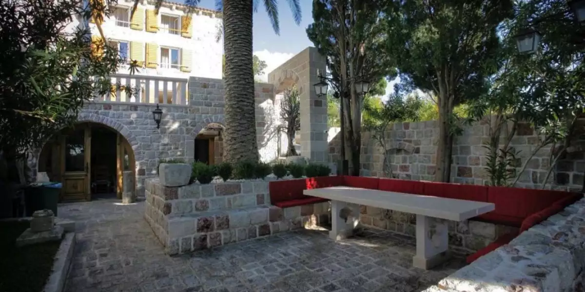 House 350m² in Montenegro, Rezevici. Priced at 780000€ rent photo-8