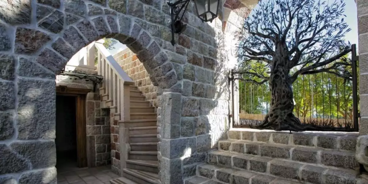 House 350m² in Montenegro, Rezevici. Priced at 780000€ rent photo-10