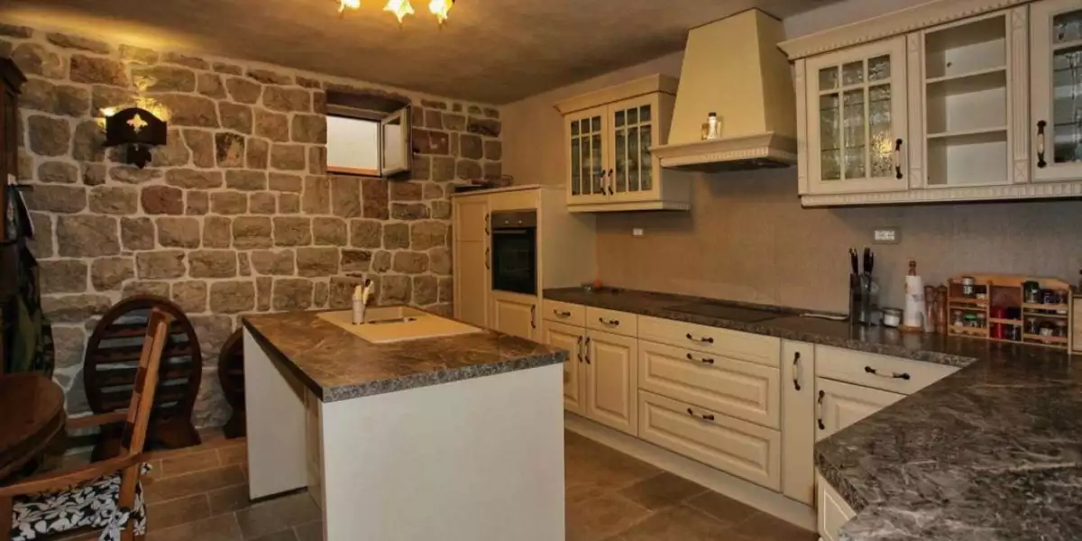 House 350m² in Montenegro, Rezevici. Priced at 780000€ rent photo-13
