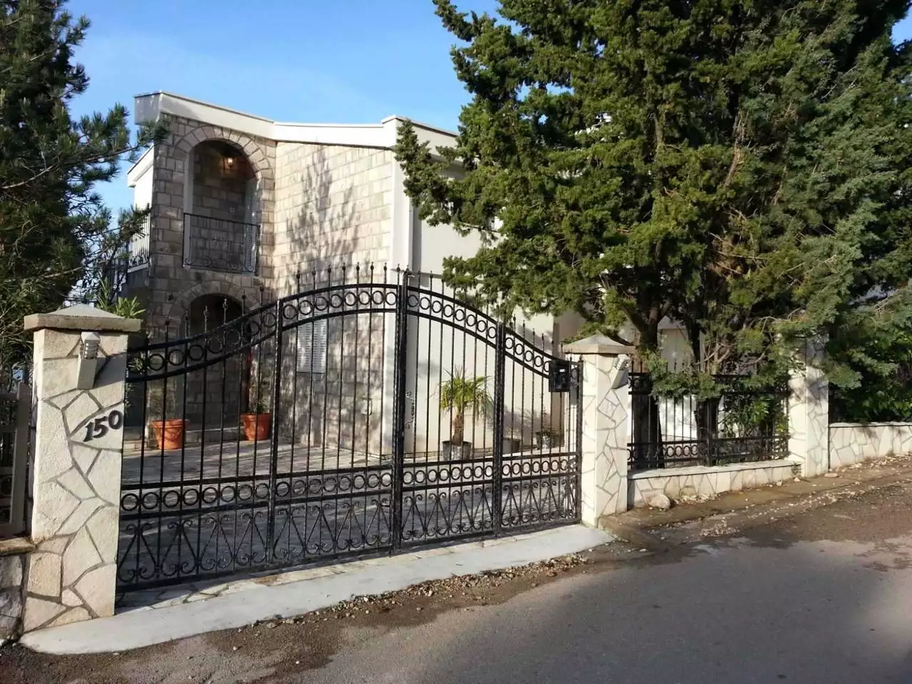 House 228m² in Montenegro, Sutomore. Priced at 400000€ rent photo-5