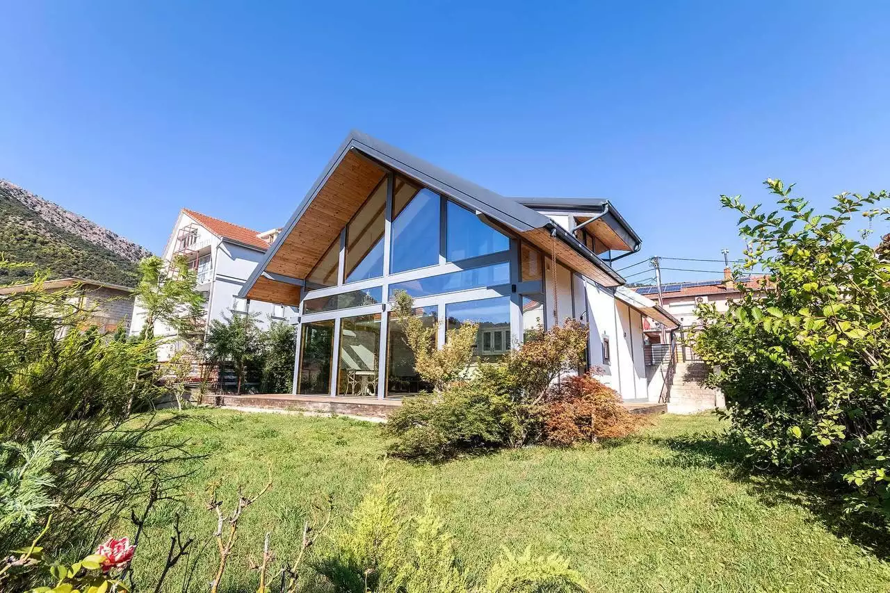 House 220m² in Montenegro, Tivat. Priced at 560000€ rent photo-4