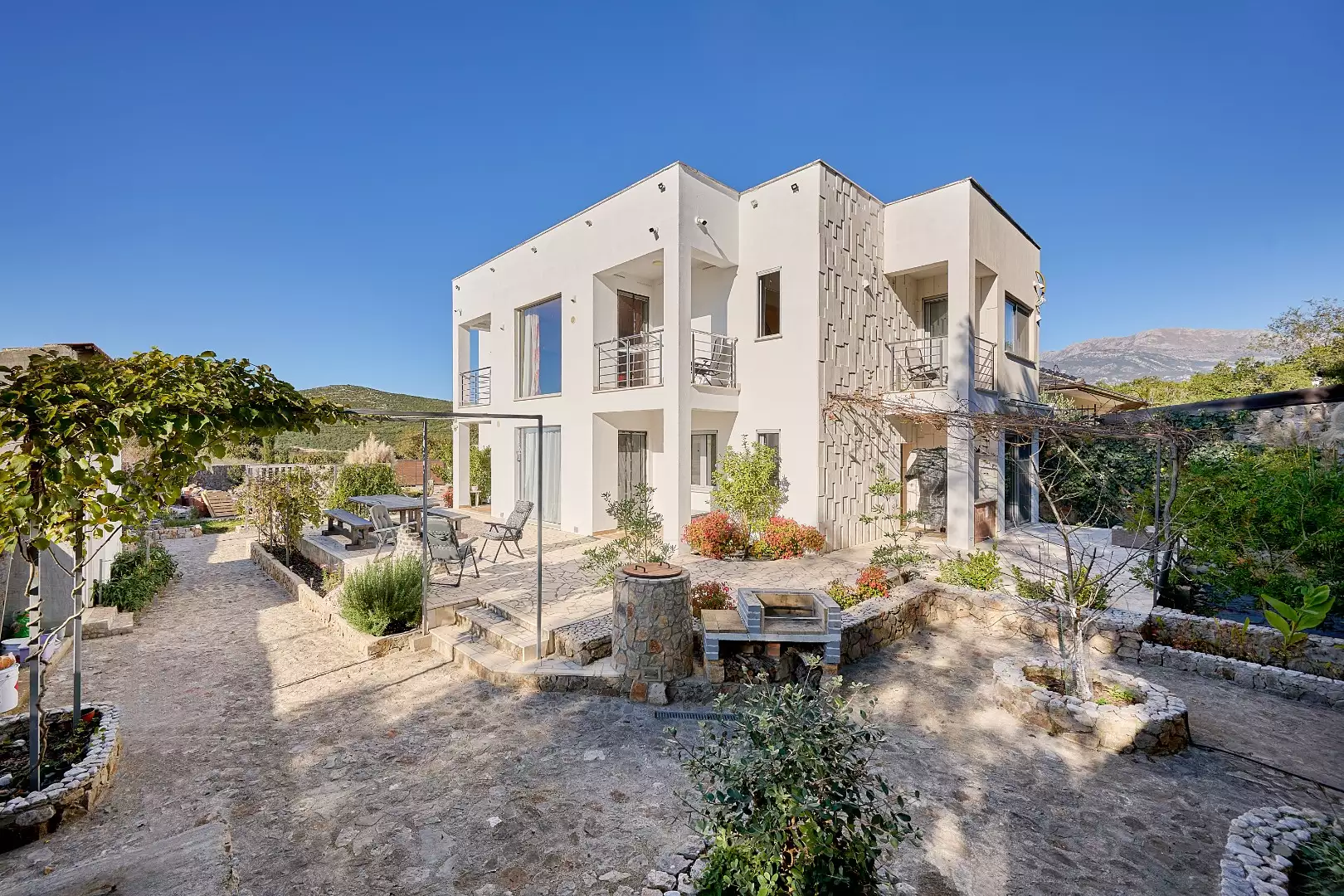 House 200m² in Montenegro, Krimovica. Priced at 475000€ rent photo-2