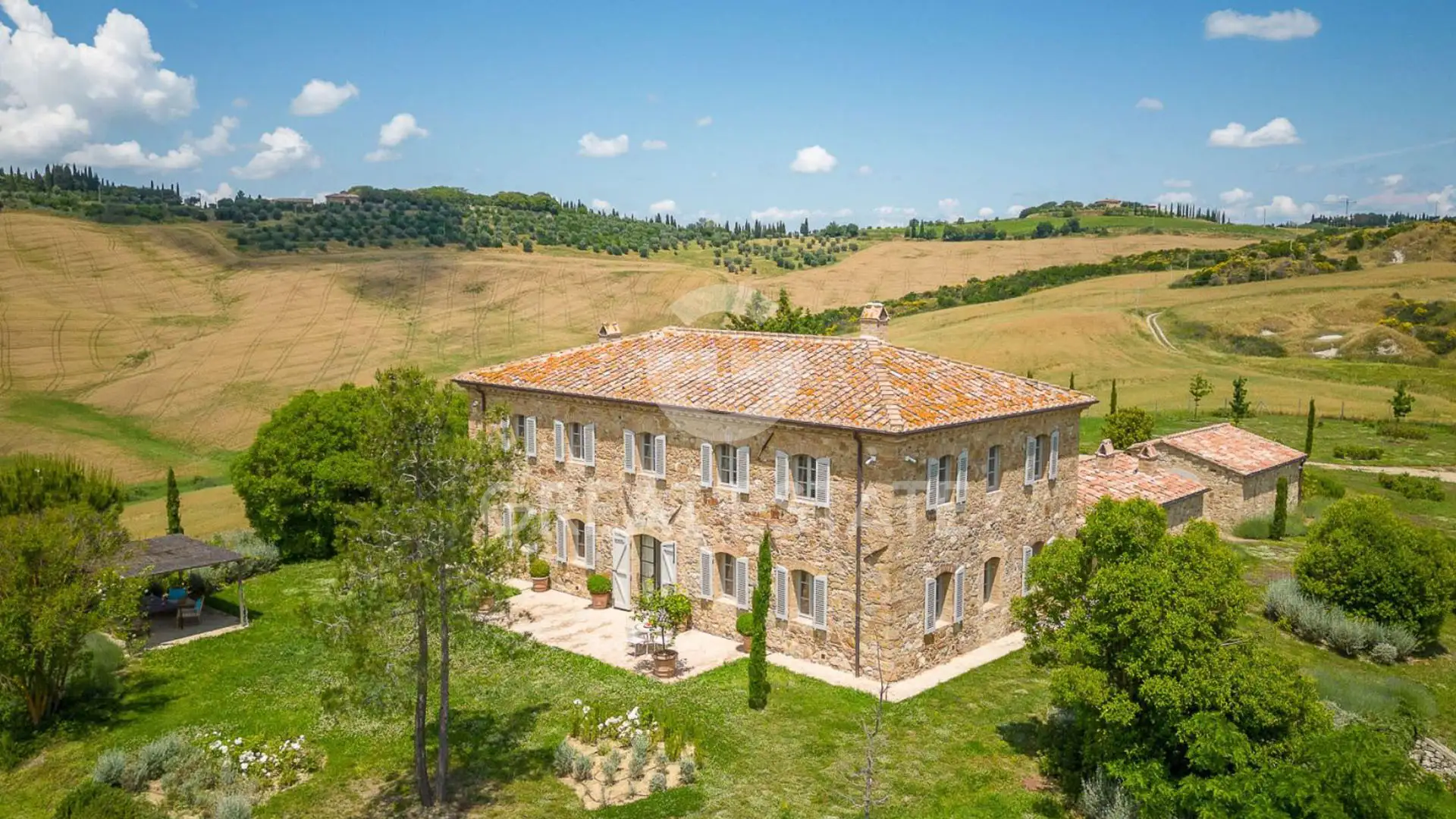 House 483m² in Italy, Siena. Priced at 4000000€ rent photo-2