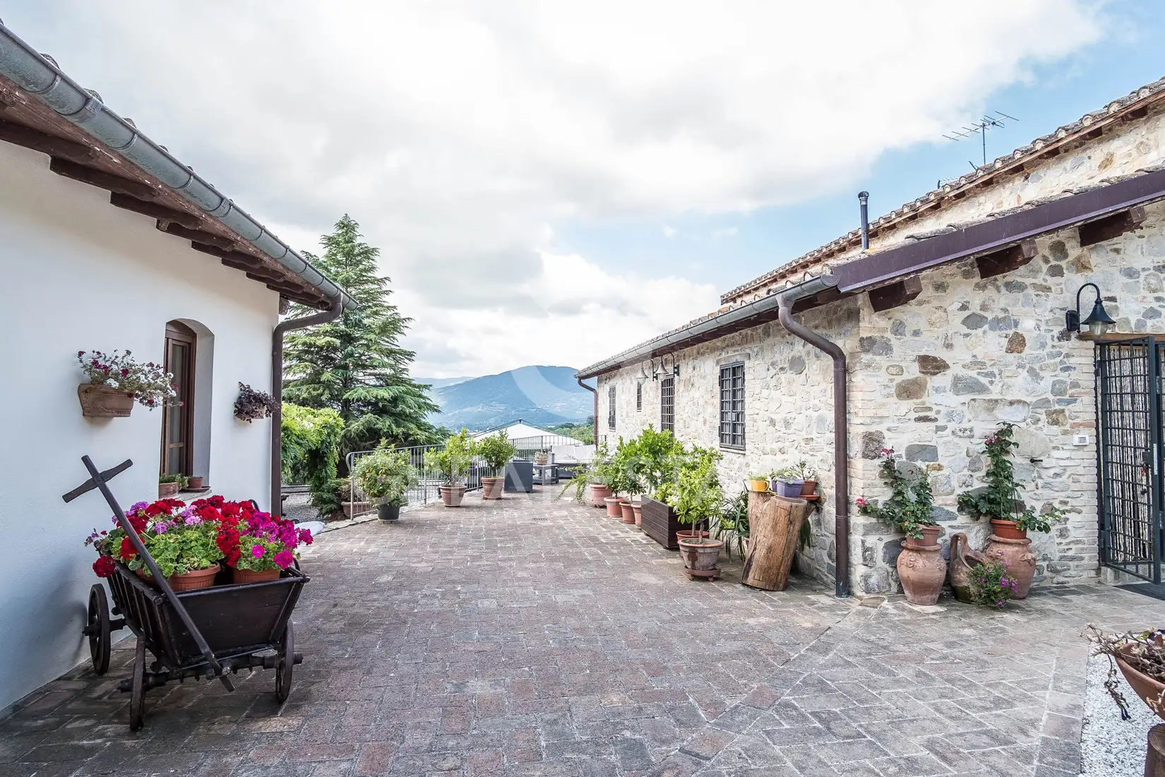 House 1157m² in Italy, Perugia. Priced at 1950000€ rent photo-7