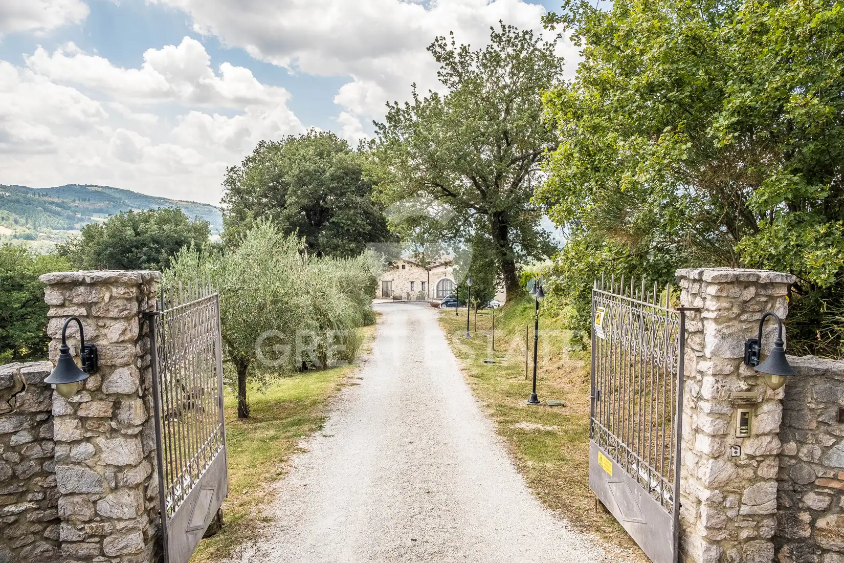 House 1157m² in Italy, Perugia. Priced at 1950000€ rent photo-11