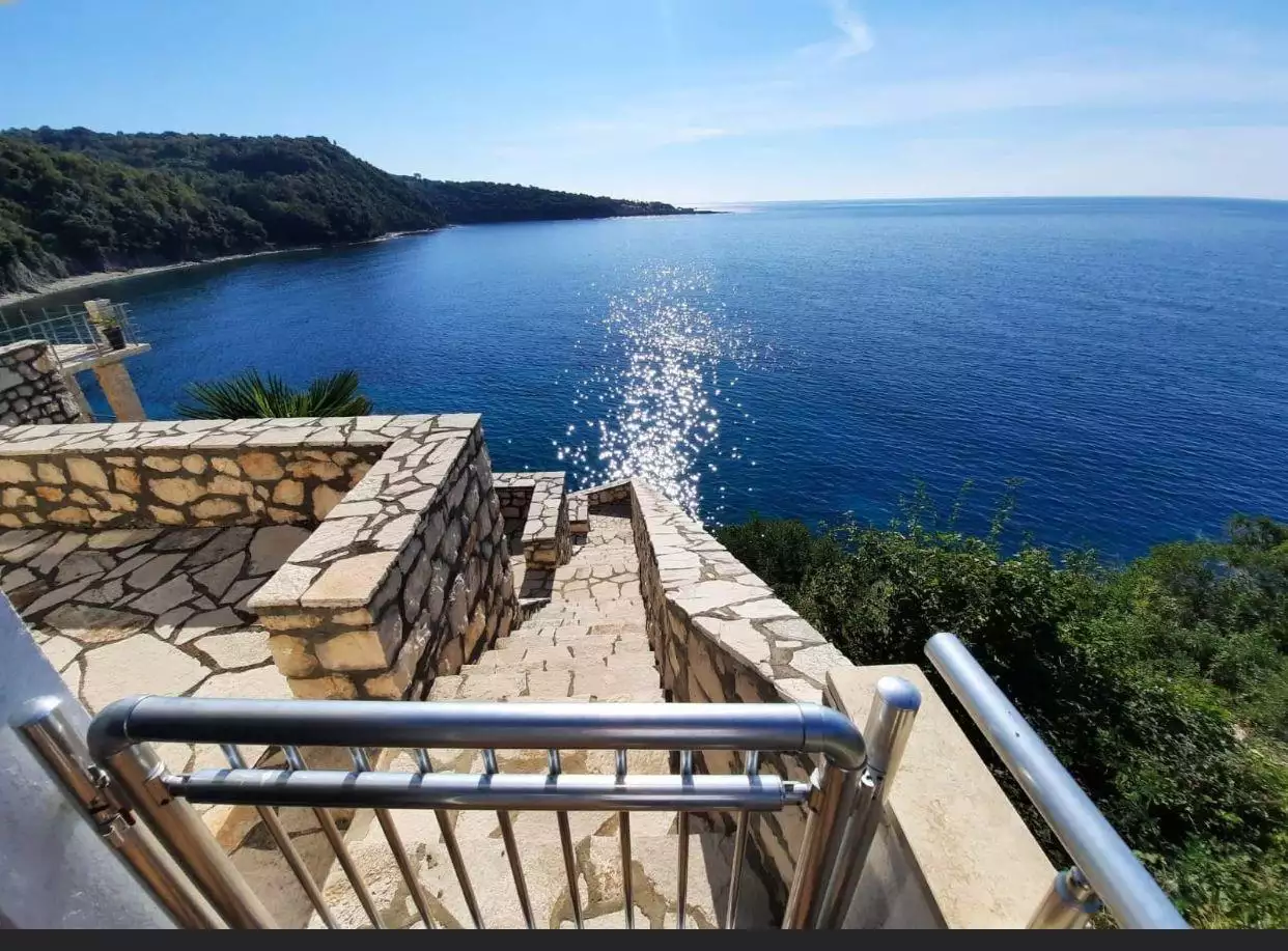 House 450m² in Montenegro, Dobra Voda. Priced at 1390000€ rent photo-1
