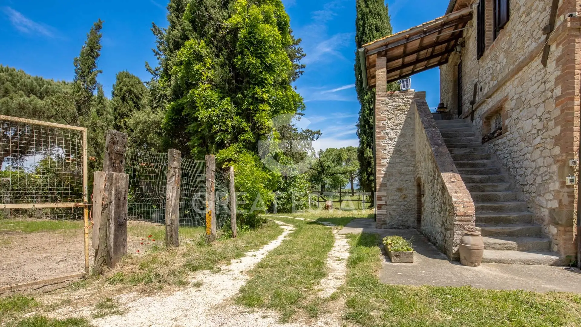 House 423m² in Italy, Perugia. Priced at 490000€ rent photo-12
