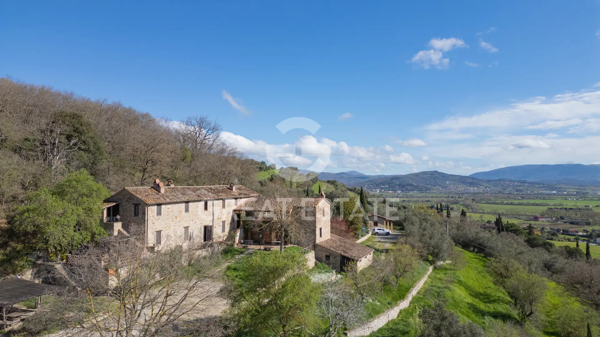 House 941m² in Italy, Perugia. Priced at 1100000€ rent photo-3