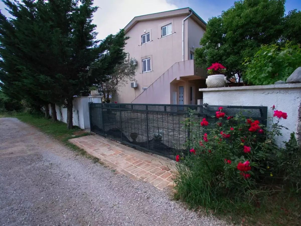 House 300m² in Montenegro, Krimovica. Priced at 400000€ rent photo-1