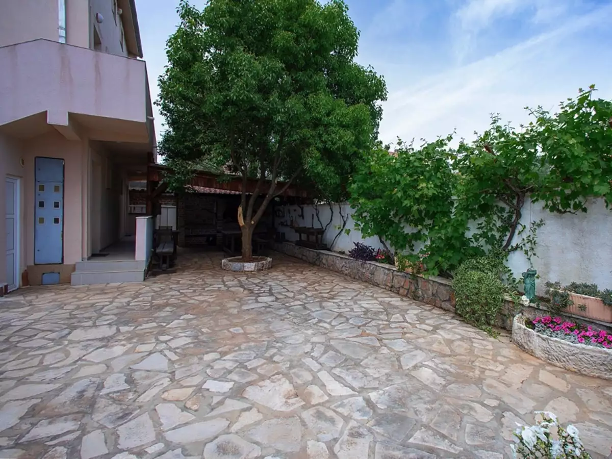House 300m² in Montenegro, Krimovica. Priced at 400000€ rent photo-4