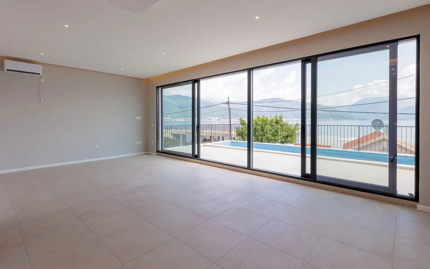 Villa 200m² in Montenegro, Tivat. Priced at 530000€ rent photo-10