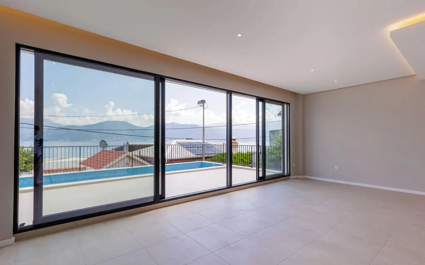 Villa 200m² in Montenegro, Tivat. Priced at 530000€ rent photo-12