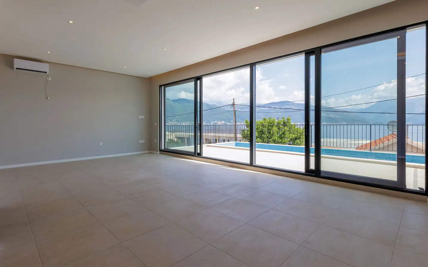 Villa 200m² in Montenegro, Tivat. Priced at 530000€ rent photo-15