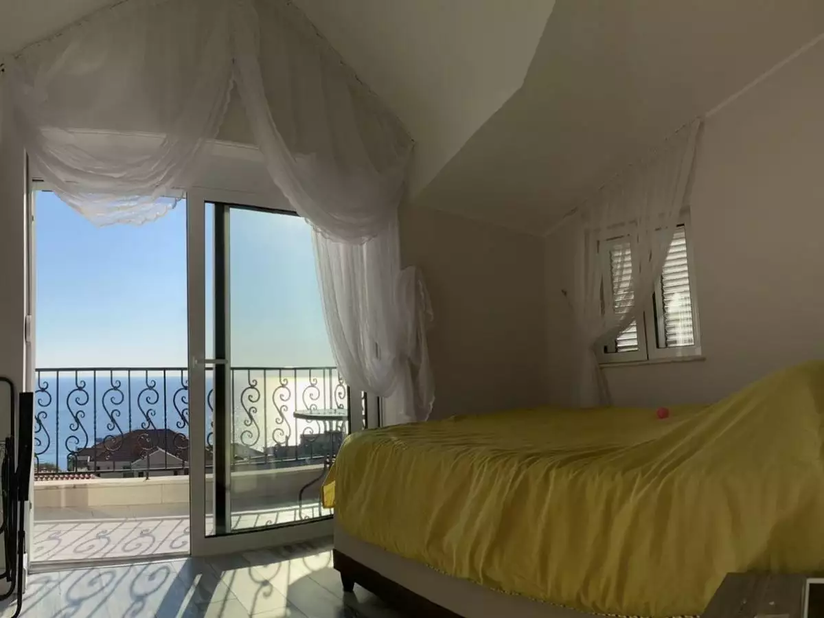 Flat 92m² in Montenegro, Sveti-Stefan. Priced at 400000€ rent photo-2
