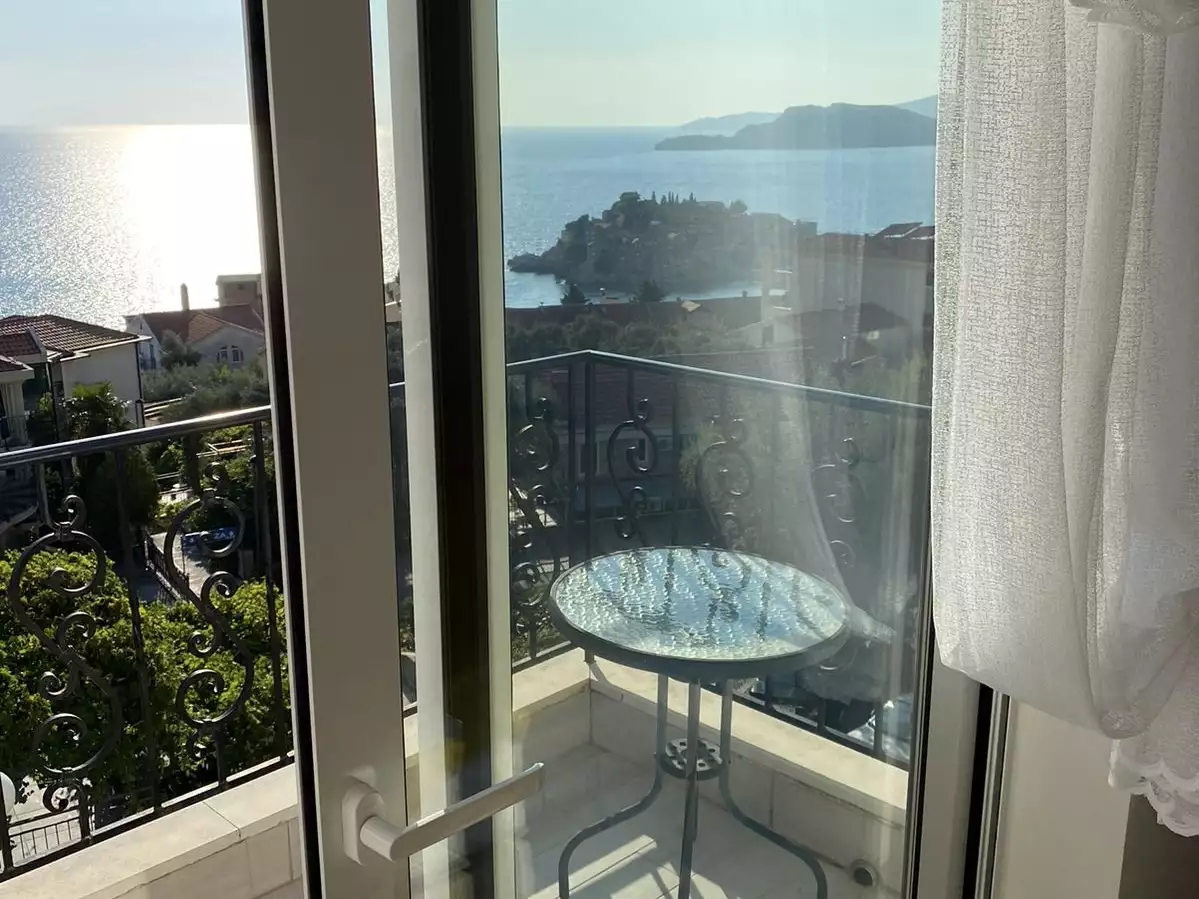 Flat 92m² in Montenegro, Sveti-Stefan. Priced at 400000€ rent photo-5