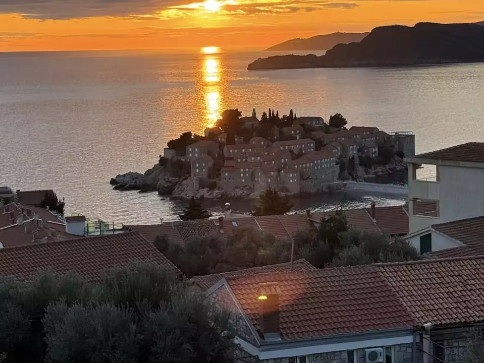 Flat 92m² in Montenegro, Sveti-Stefan. Priced at 400000€ rent photo-12