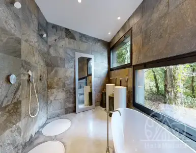 Buy in France for 920000€