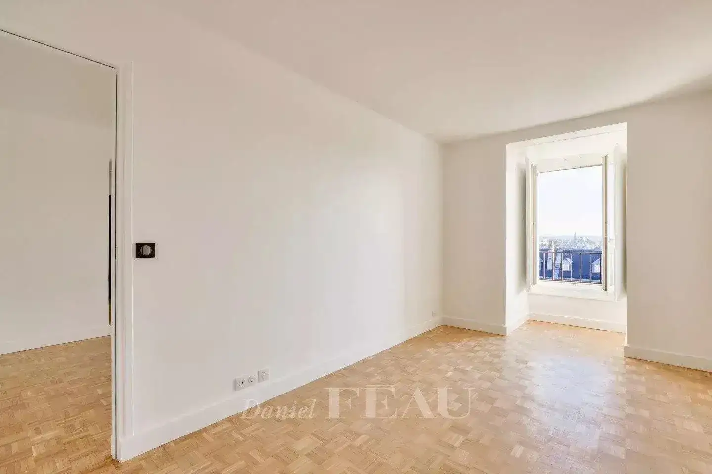 Castle 50m² in France, Versailles. Priced at 389000€ rent photo-2